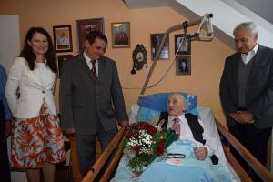 Slavljencu Francu Alojzu Šetu so čestitali župan mag. Marko Diaci, direktorica Doma starejših Šentjur, kjer biva, Vesna Vodišek Razborček in častni občan Miha Bučar. 